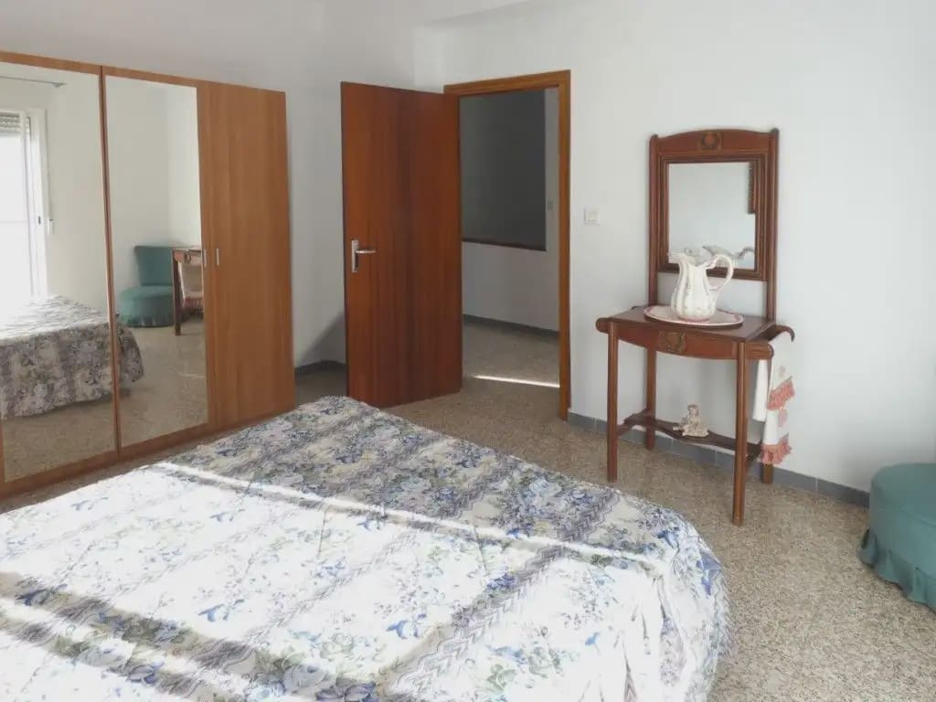 4 bedroom Terraced Villa for sale in Camporrobles with garage - € 140,000 (Ref: 10165297)