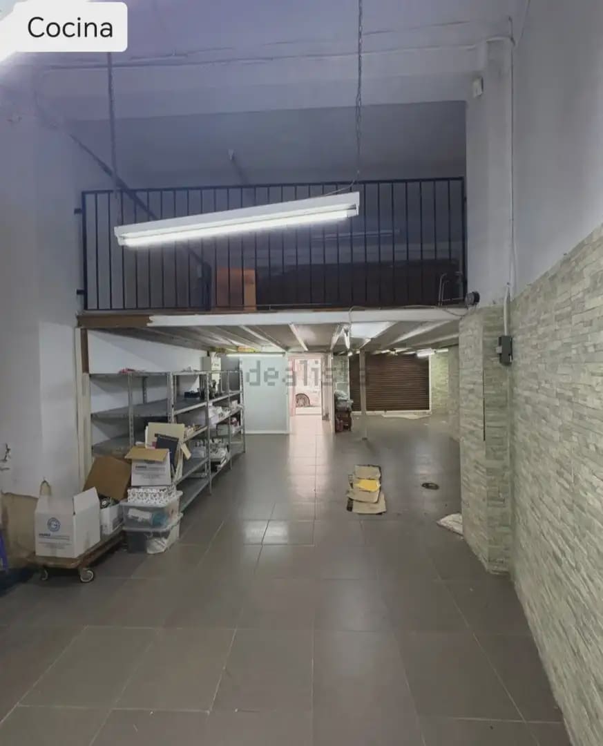 Commercieel te koop in Valencia stad - € 200.000 (Ref: 10165336)