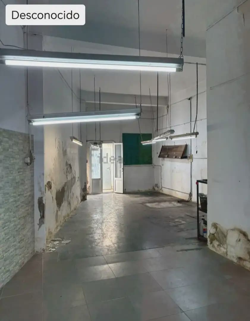 Commercieel te koop in Valencia stad - € 200.000 (Ref: 10165336)