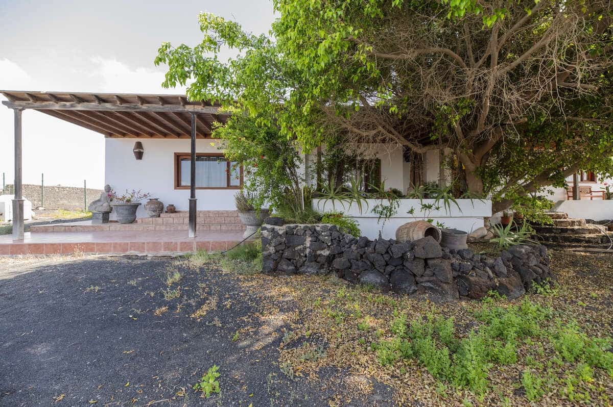 3 bedroom Villa for sale in Tahiche with pool garage - € 1,180,000 (Ref: 9086003)