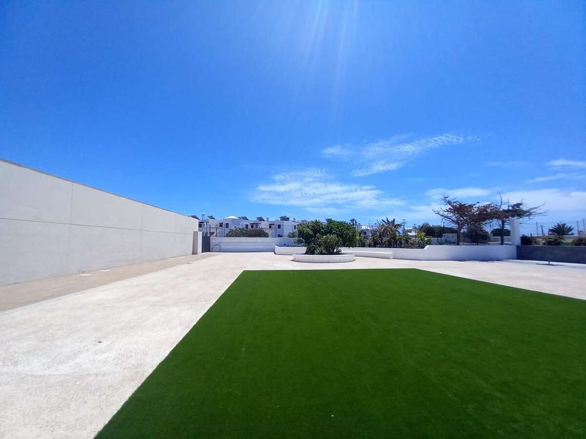 Commercial for rent in Costa Teguise with garage - € 1,250 (Ref: 9086006)