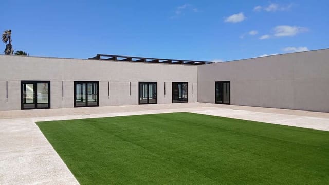 Commercial for rent in Costa Teguise, Teguise with garage - € 1,250 (Ref: 9086006)