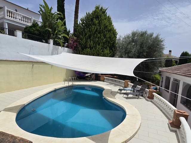 Chalet de 3 habitaciones en Periana en venta con piscina garaje - 299.950 € (Ref: 10004353)