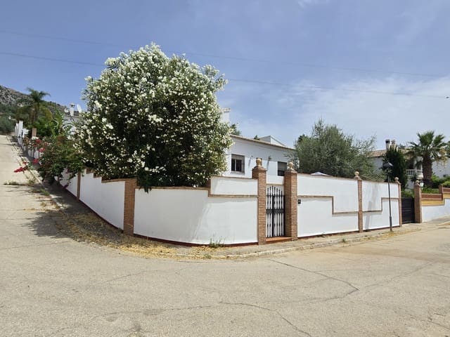 Chalet de 3 habitaciones en Periana en venta con piscina garaje - 299.950 € (Ref: 10004353)