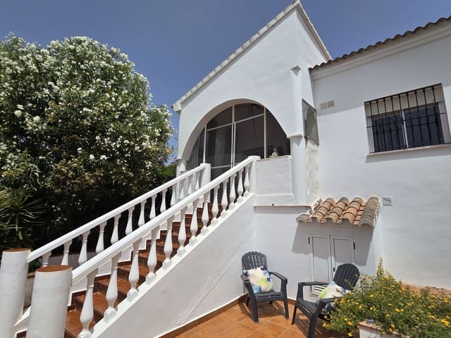 Chalet de 3 habitaciones en Periana en venta con piscina garaje - 299.950 € (Ref: 10004353)