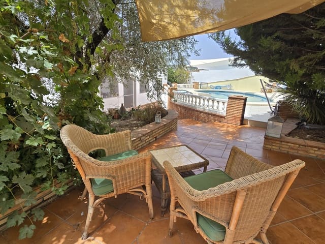 Chalet de 3 habitaciones en Periana en venta con piscina garaje - 299.950 € (Ref: 10004353)