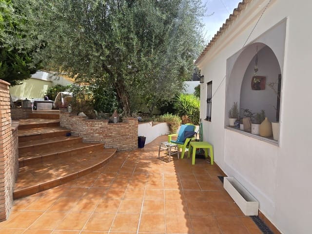 Chalet de 3 habitaciones en Periana en venta con piscina garaje - 299.950 € (Ref: 10004353)