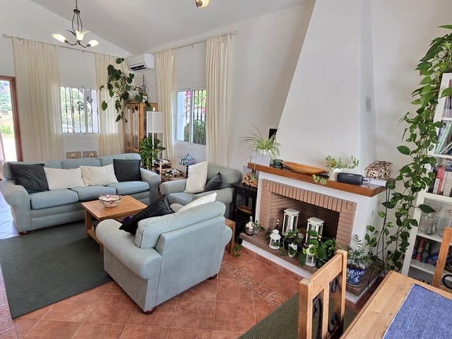 3 bedroom Villa for sale in Periana with pool garage - € 299,950 (Ref: 10004353)