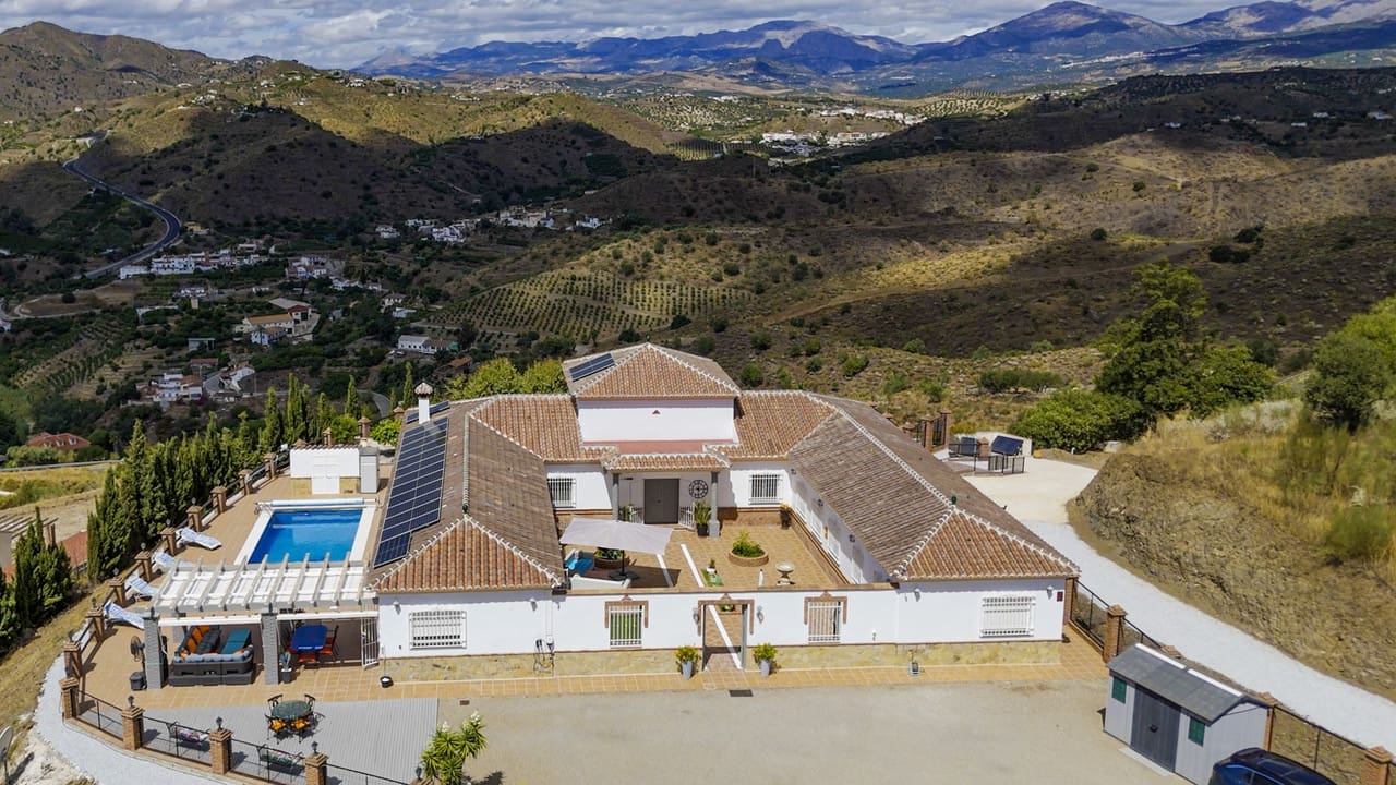 4 bedroom Villa for sale in Canillas de Aceituno with pool garage - € 899,000 (Ref: 10026177)