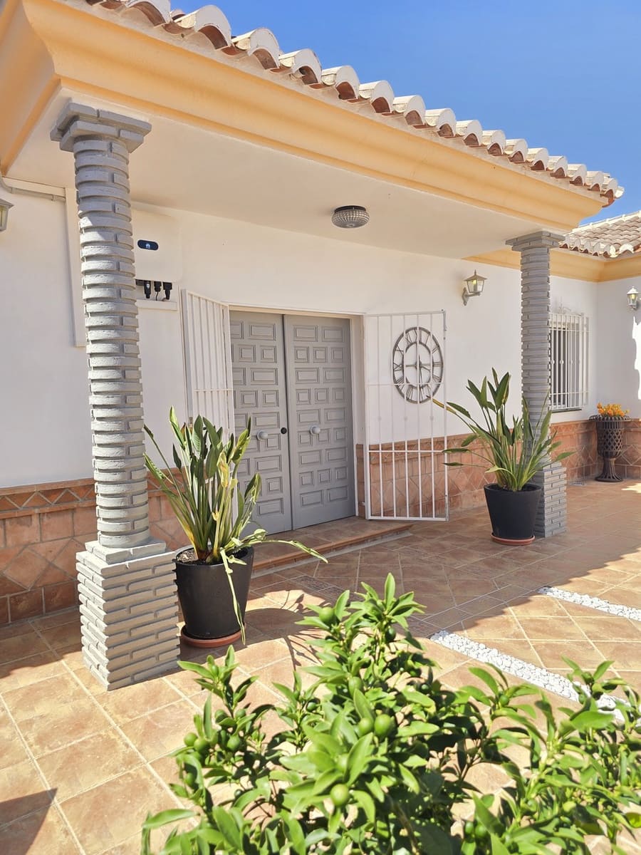 4 bedroom Villa for sale in Canillas de Aceituno with pool garage - € 899,000 (Ref: 10026177)