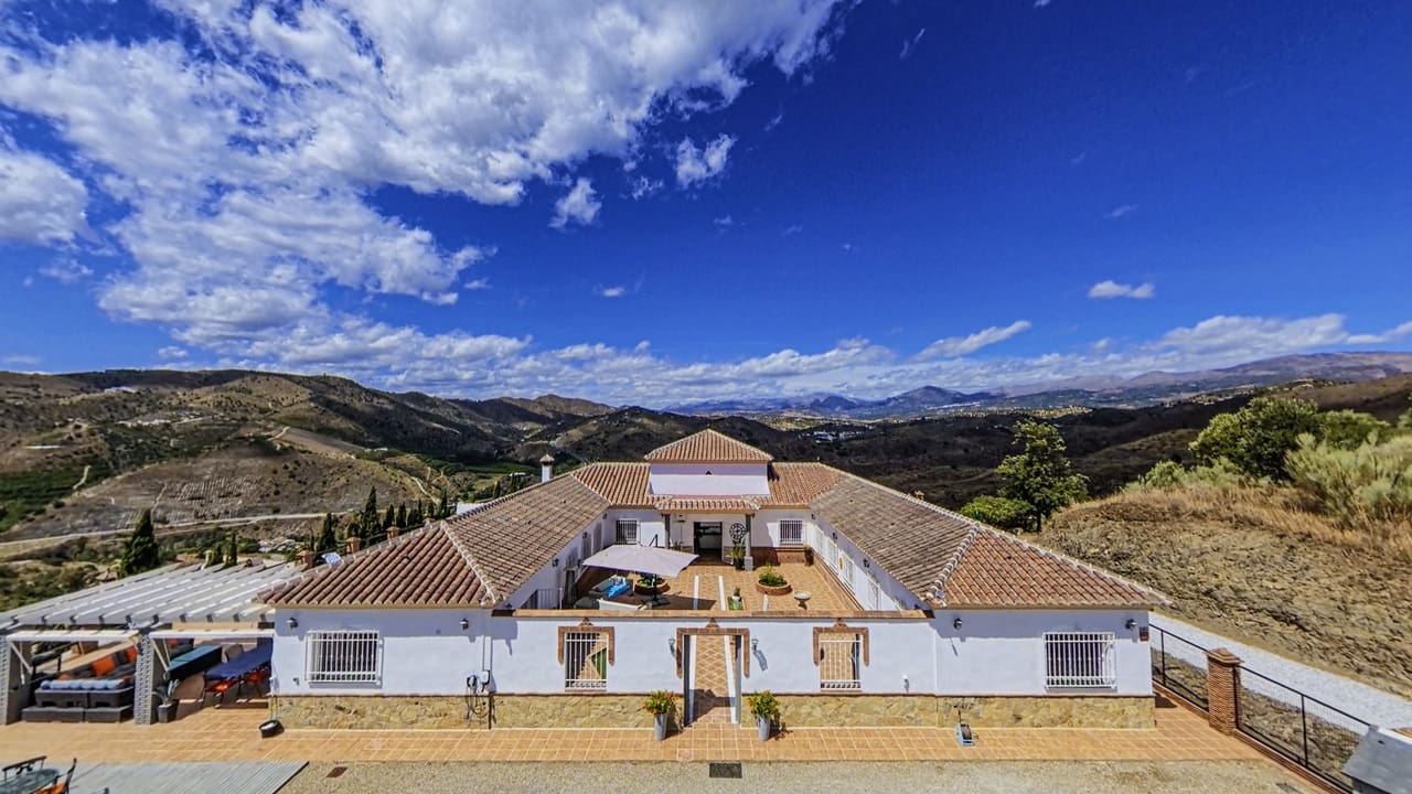4 bedroom Villa for sale in Canillas de Aceituno with pool garage - € 899,000 (Ref: 10026177)
