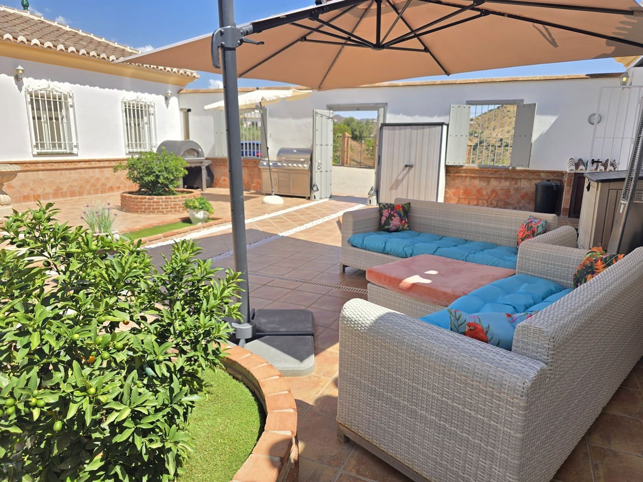 4 bedroom Villa for sale in Canillas de Aceituno with pool garage - € 899,000 (Ref: 10026177)