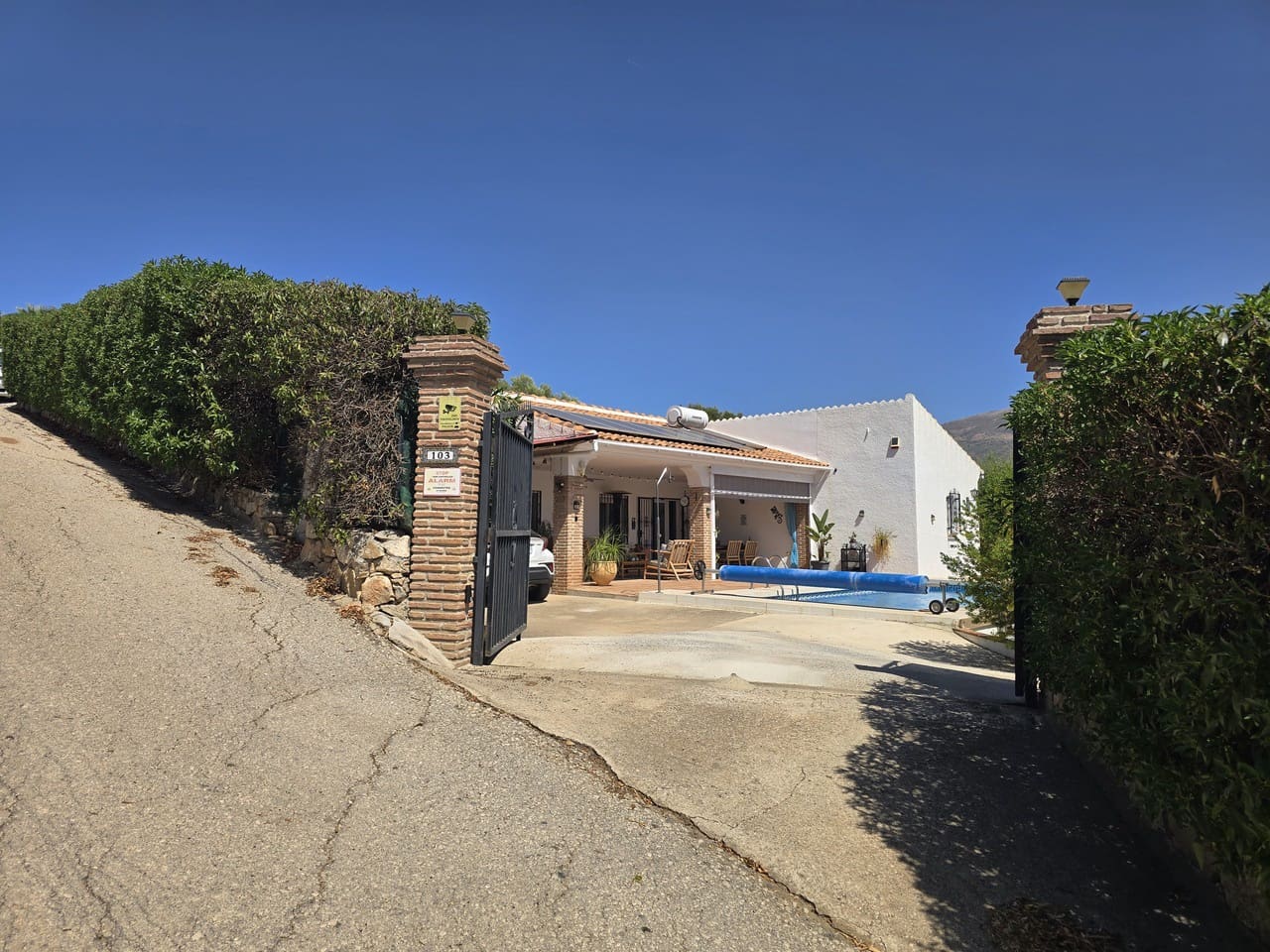2 bedroom Villa for sale in Vinuela with pool garage - € 299,950 (Ref: 10038544)