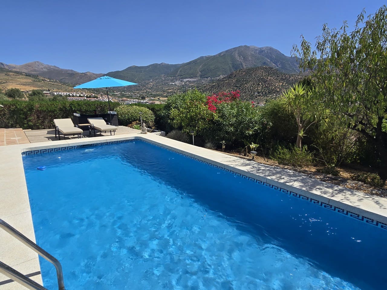 2 bedroom Villa for sale in Vinuela with pool garage - € 299,950 (Ref: 10038544)