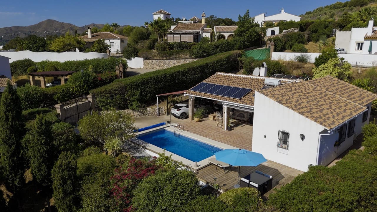 2 bedroom Villa for sale in Vinuela with pool garage - € 299,950 (Ref: 10038544)