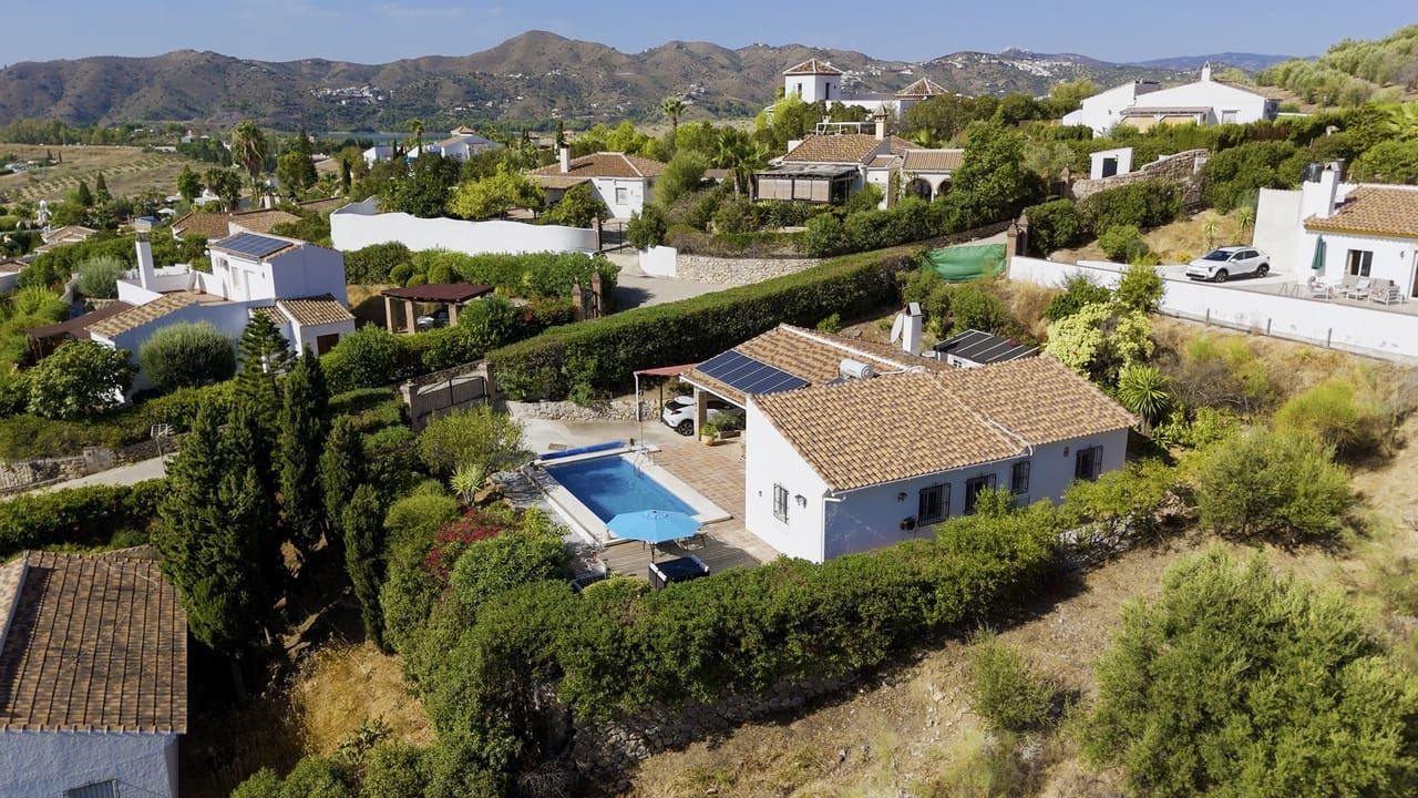 2 bedroom Villa for sale in Vinuela with pool garage - € 299,950 (Ref: 10038544)