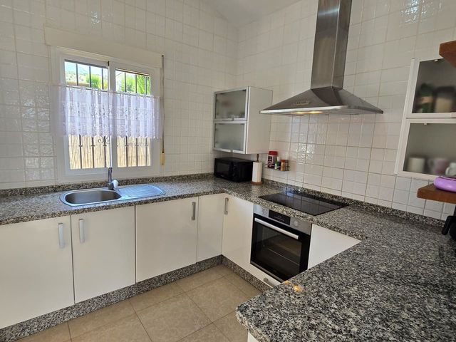 2 makuuhuone Huvila myytävänä paikassa Puente de Don Manuel, Alcaucín mukana uima-altaan 
autotalli - 275 000 € (Ref: 10038545)