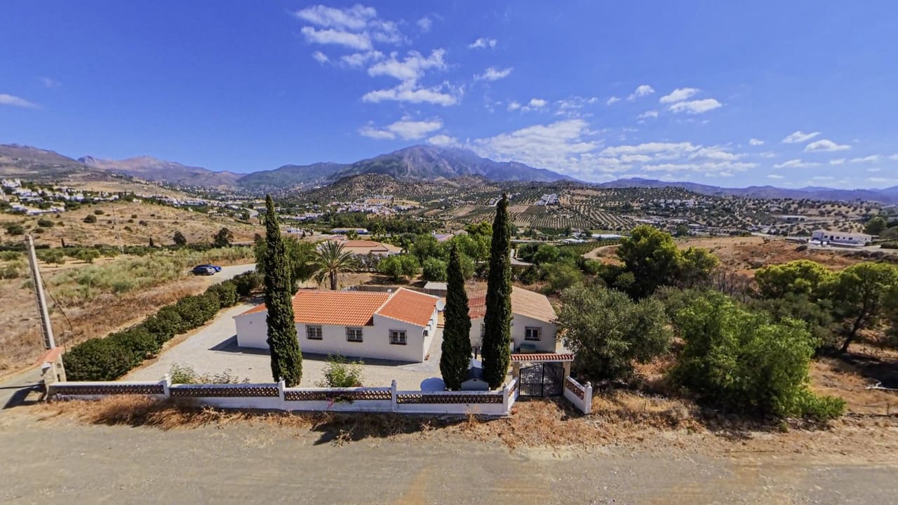 5 bedroom Villa for sale in Vinuela with pool garage - € 339,000 (Ref: 10065412)