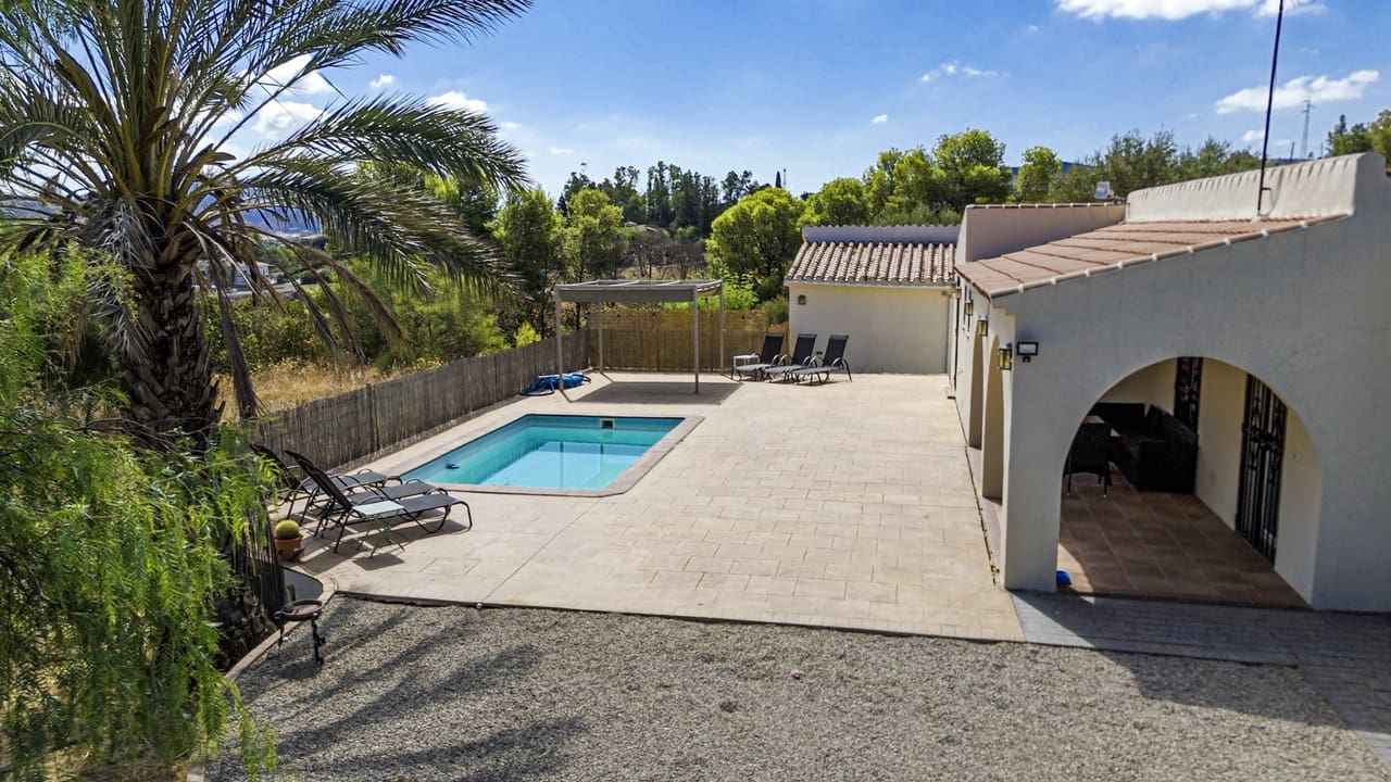 5 bedroom Villa for sale in Vinuela with pool garage - € 339,000 (Ref: 10065412)
