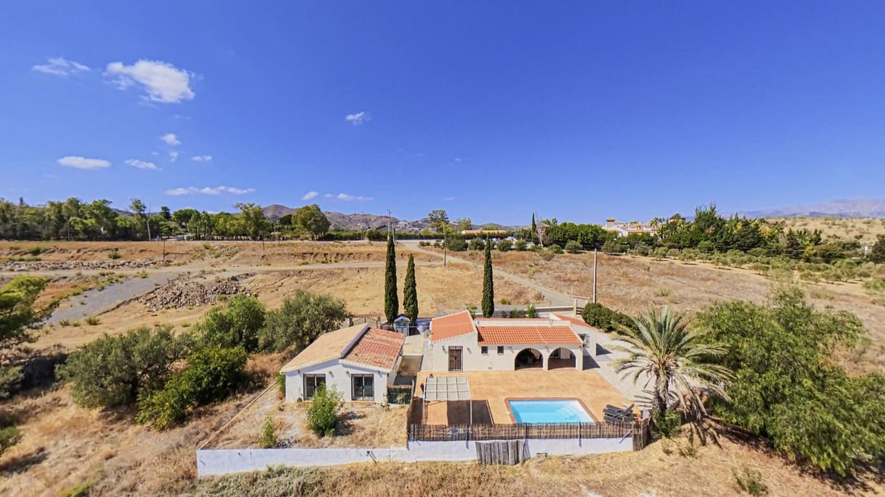 5 bedroom Villa for sale in Vinuela with pool garage - € 339,000 (Ref: 10065412)