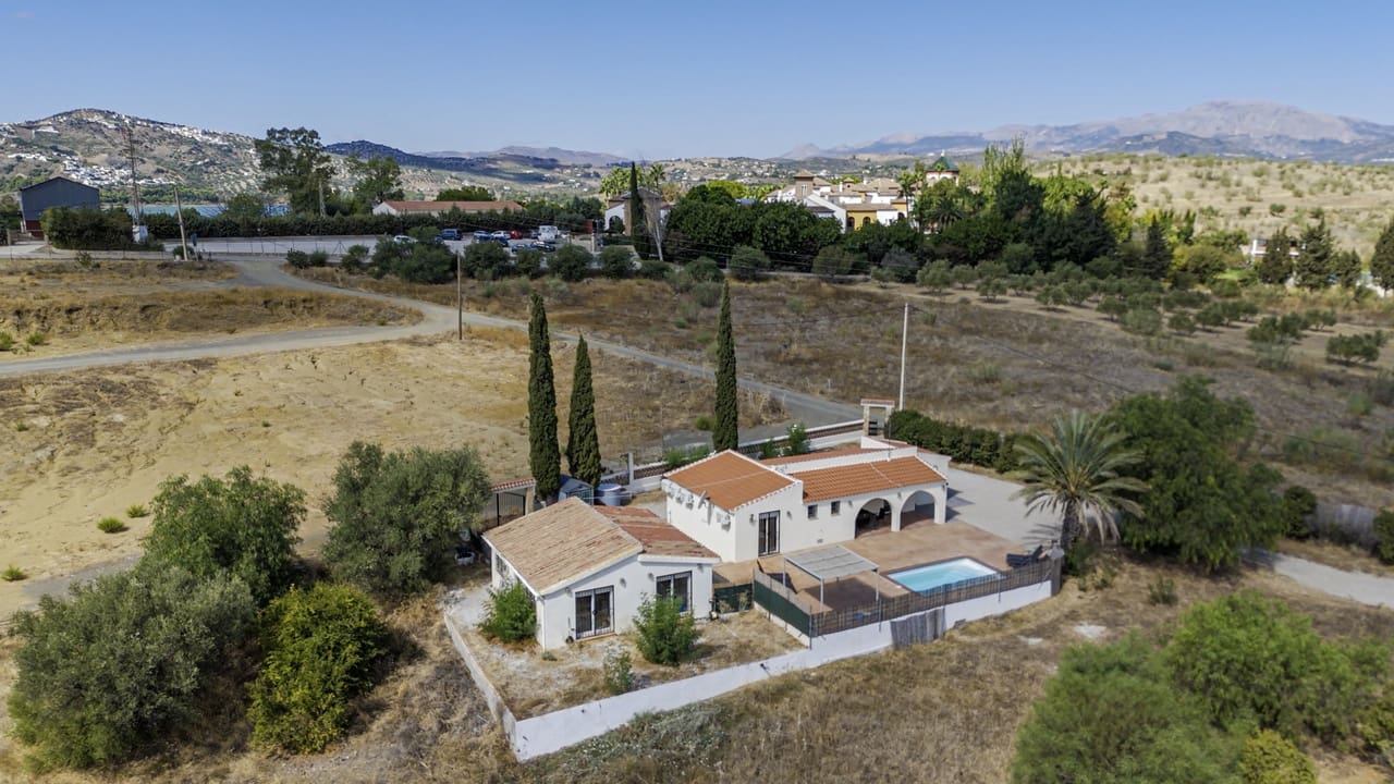 5 bedroom Villa for sale in Vinuela with pool garage - € 339,000 (Ref: 10065412)