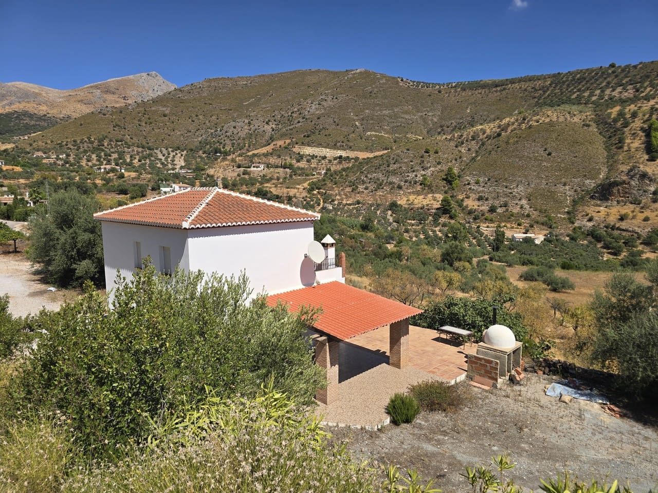 3 bedroom Villa for sale in Alcaucin with garage - € 339,000 (Ref: 10073376)
