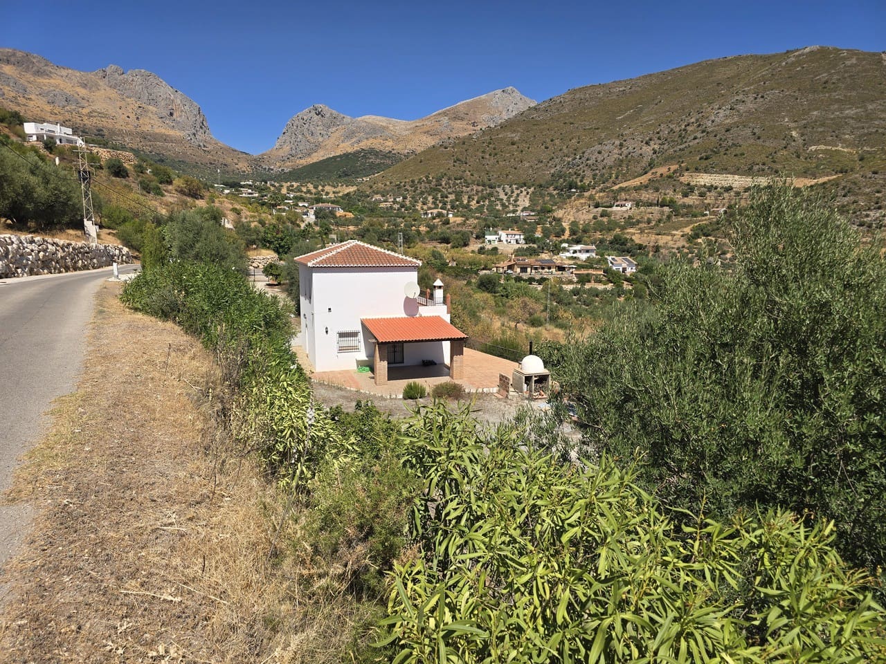 3 bedroom Villa for sale in Alcaucin with garage - € 339,000 (Ref: 10073376)