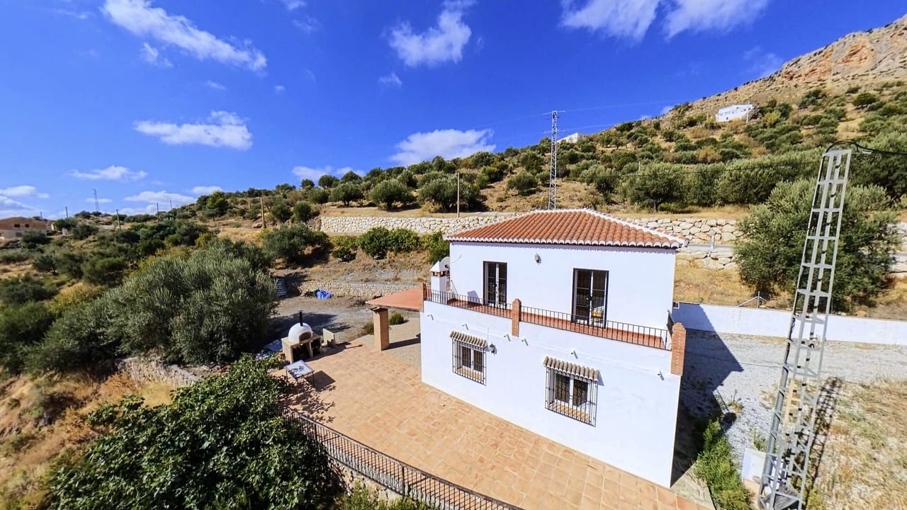 3 bedroom Villa for sale in Alcaucin with garage - € 339,000 (Ref: 10073376)