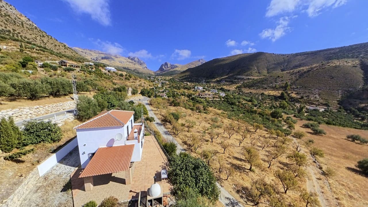 3 bedroom Villa for sale in Alcaucin with garage - € 339,000 (Ref: 10073376)