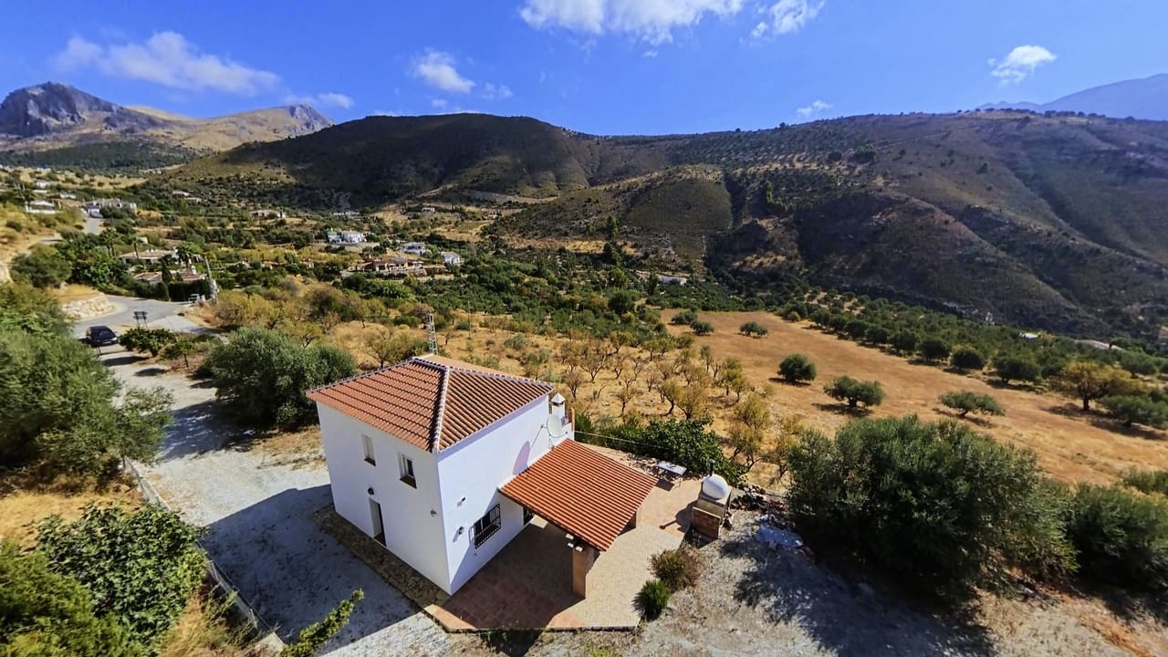 3 bedroom Villa for sale in Alcaucin with garage - € 339,000 (Ref: 10073376)