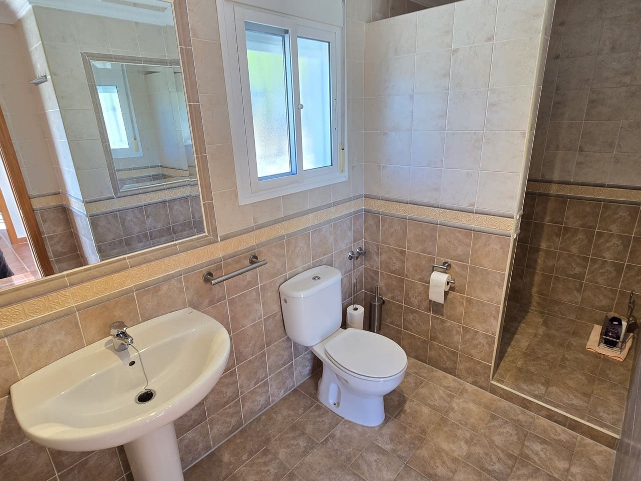 3 sypialnia Willa na sprzedaż w Alcaucin z basenem garażem - 425 000 € (Ref: 10094736)
