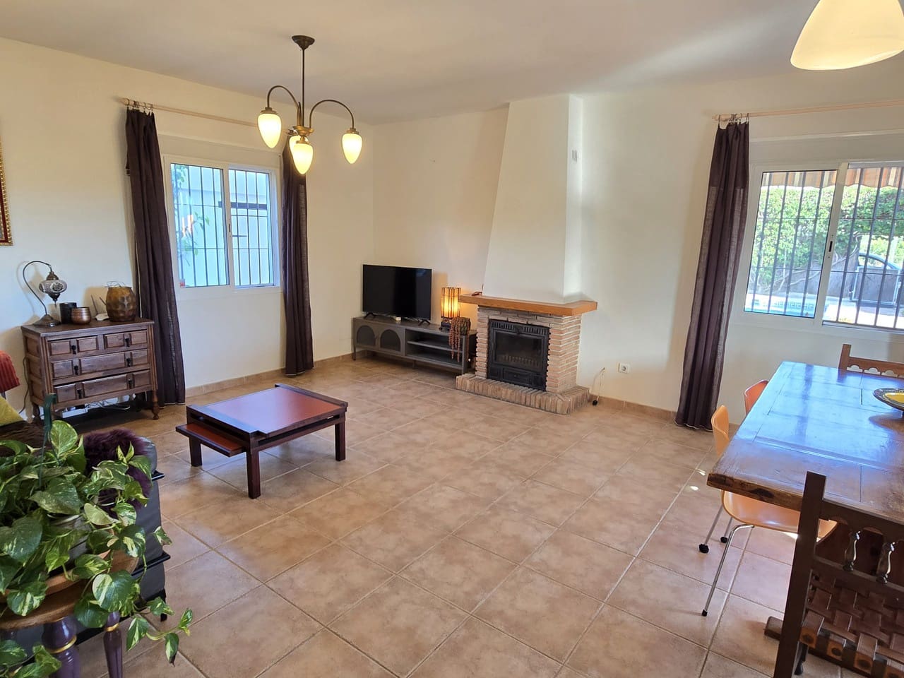 3 sypialnia Willa na sprzedaż w Venta Baja z basenem garażem - 365 000 € (Ref: 10098624)