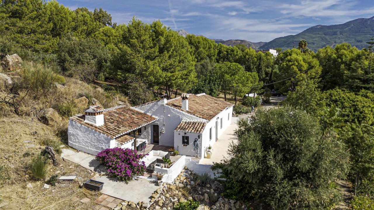 3 bedroom Villa for sale in Alcaucin with pool garage - € 549,000 (Ref: 10120773)