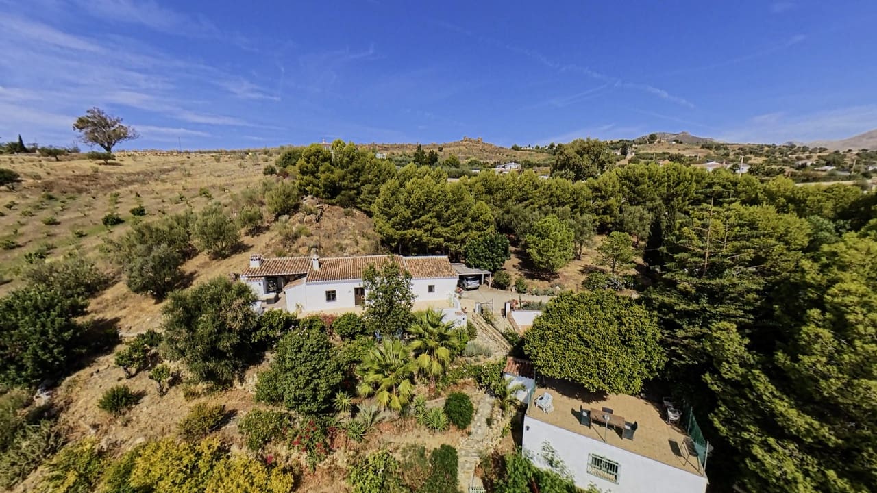 3 bedroom Villa for sale in Alcaucin with pool garage - € 549,000 (Ref: 10120773)