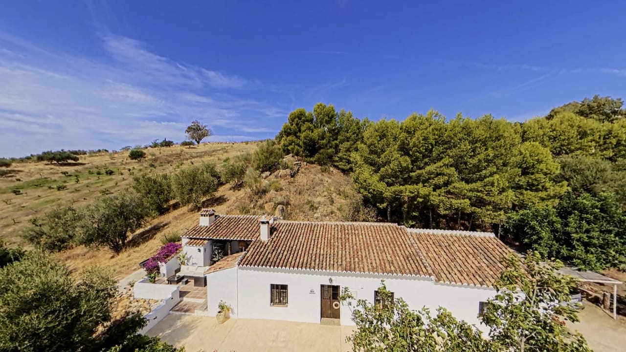 3 bedroom Villa for sale in Alcaucin with pool garage - € 549,000 (Ref: 10120773)