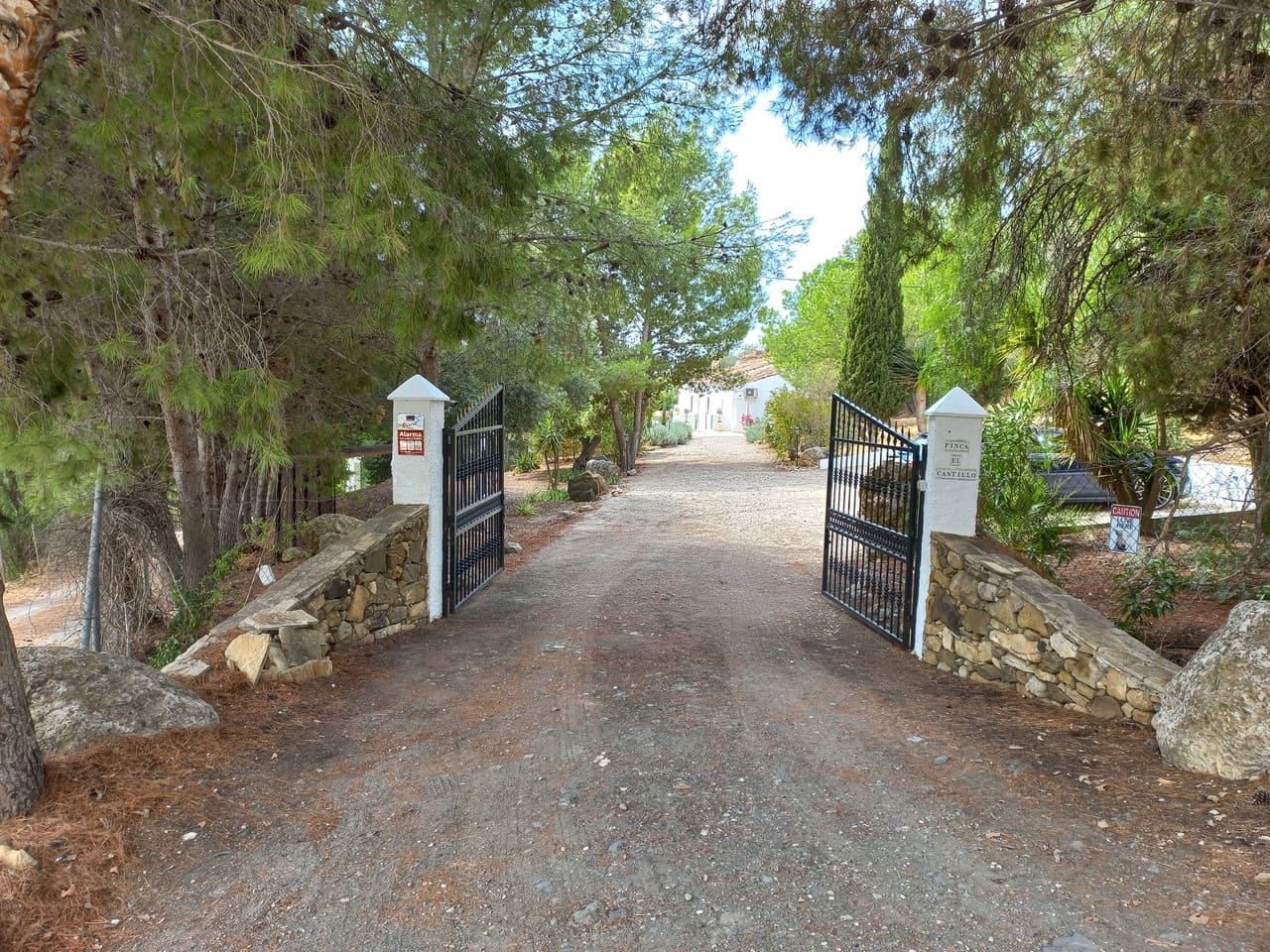 3 bedroom Villa for sale in Alcaucin with pool garage - € 549,000 (Ref: 10120773)