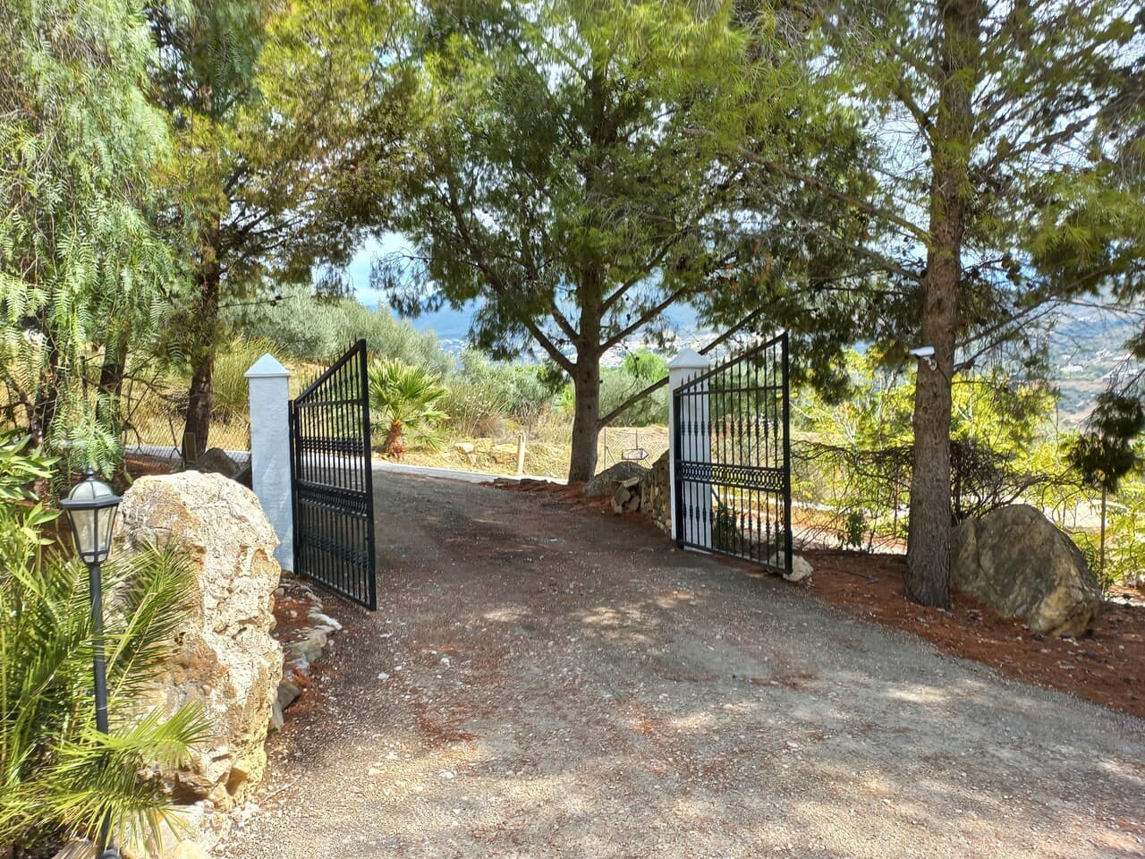 3 bedroom Villa for sale in Alcaucin with pool garage - € 549,000 (Ref: 10120773)