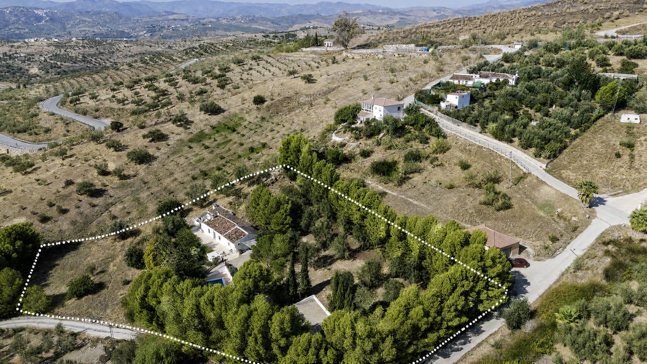 3 bedroom Villa for sale in Alcaucin with pool garage - € 549,000 (Ref: 10120773)