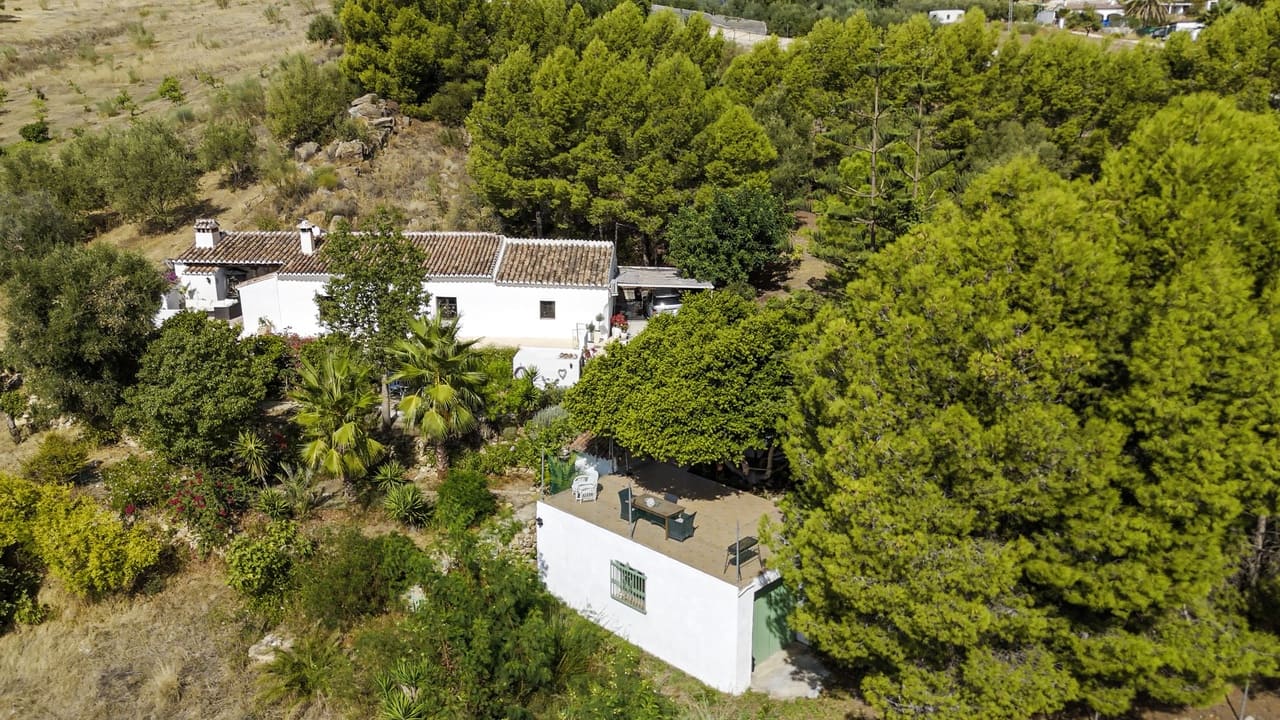 3 bedroom Villa for sale in Alcaucin with pool garage - € 549,000 (Ref: 10120773)