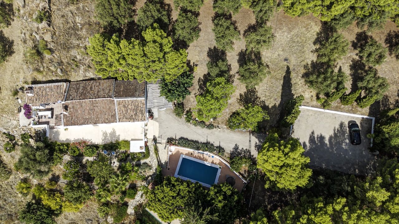 3 bedroom Villa for sale in Alcaucin with pool garage - € 549,000 (Ref: 10120773)