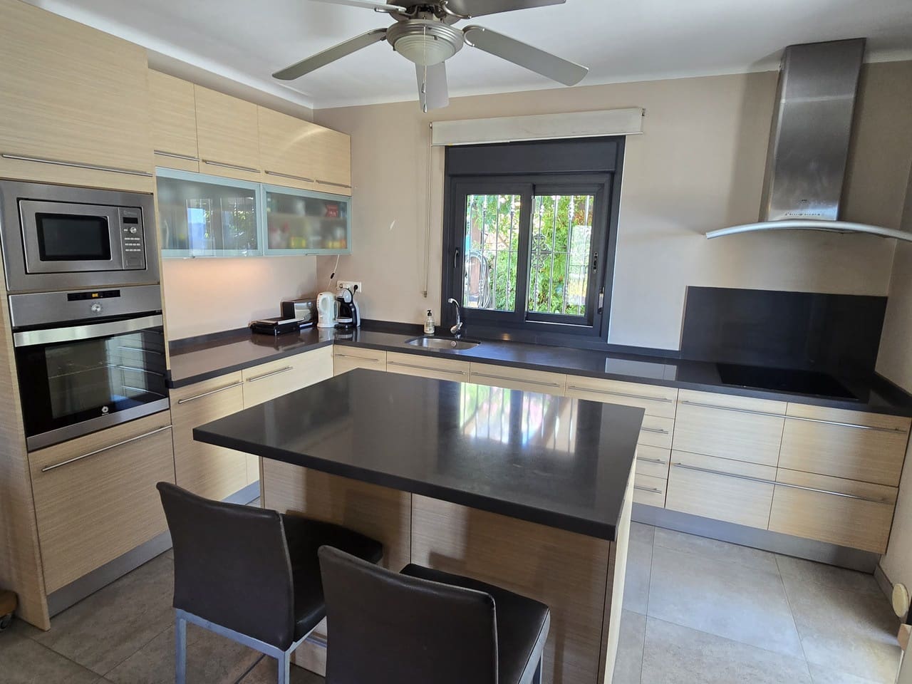 3 bedroom Villa for sale in Alcaucin with pool garage - € 469,000 (Ref: 10158120)