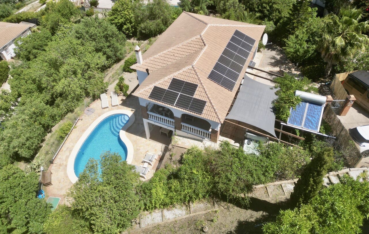 3 bedroom Villa for sale in Alcaucin with pool garage - € 469,000 (Ref: 10158120)