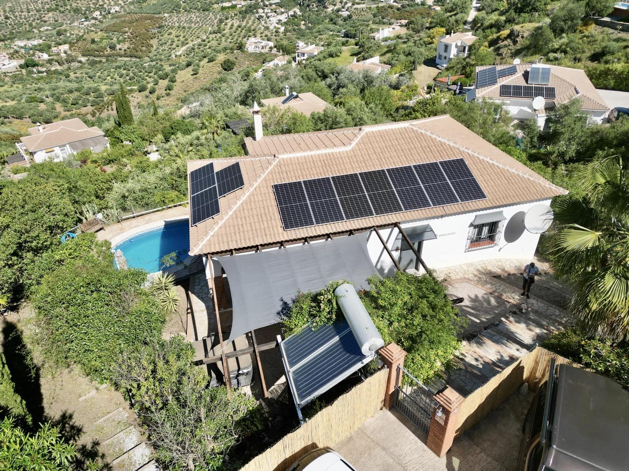 3 bedroom Villa for sale in Alcaucin with pool garage - € 469,000 (Ref: 10158120)
