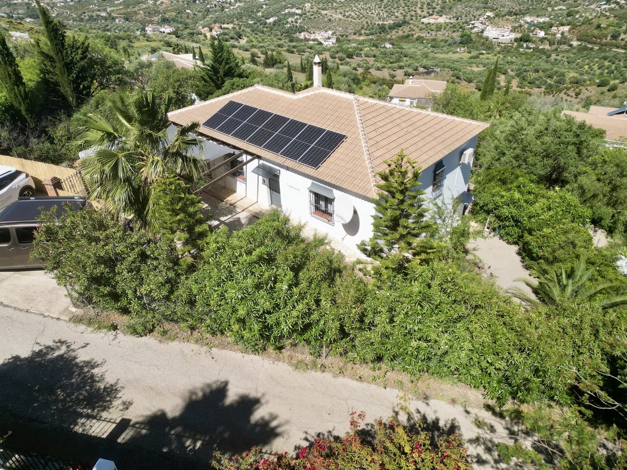 3 bedroom Villa for sale in Alcaucin with pool garage - € 469,000 (Ref: 10158120)