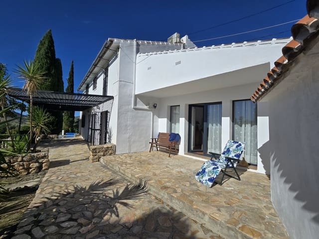 Chalet de 5 habitaciones en Periana en venta con piscina garaje - 425.000 € (Ref: 10168837)