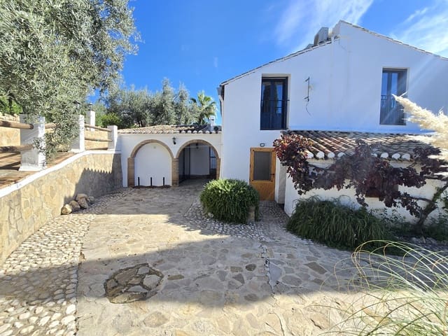 Chalet de 5 habitaciones en Periana en venta con piscina garaje - 425.000 € (Ref: 10168837)