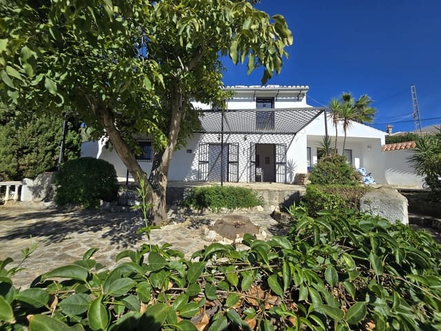 Chalet de 5 habitaciones en Periana en venta con piscina garaje - 425.000 € (Ref: 10168837)