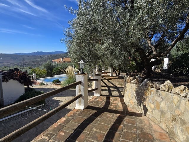 Chalet de 5 habitaciones en Periana en venta con piscina garaje - 425.000 € (Ref: 10168837)