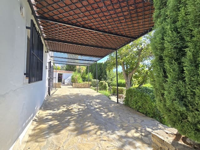 Chalet de 5 habitaciones en Periana en venta con piscina garaje - 425.000 € (Ref: 10168837)