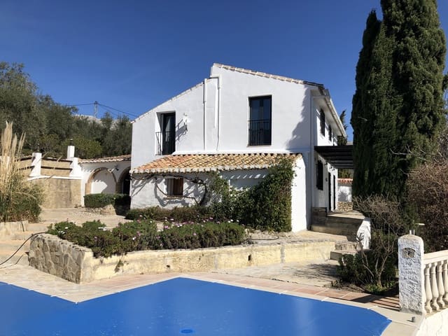 Chalet de 5 habitaciones en Periana en venta con piscina garaje - 425.000 € (Ref: 10168837)